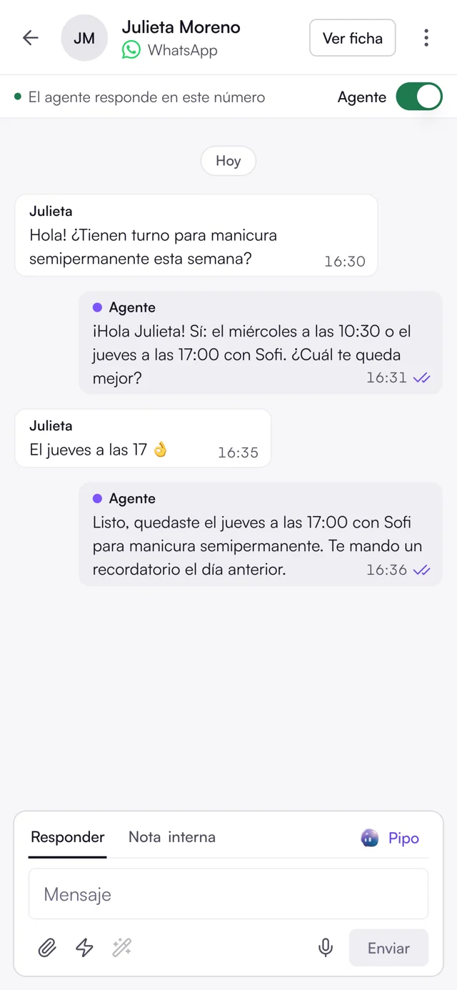 La misma charla en la app de Halyon en el celular: el agente responde y reserva el turno.