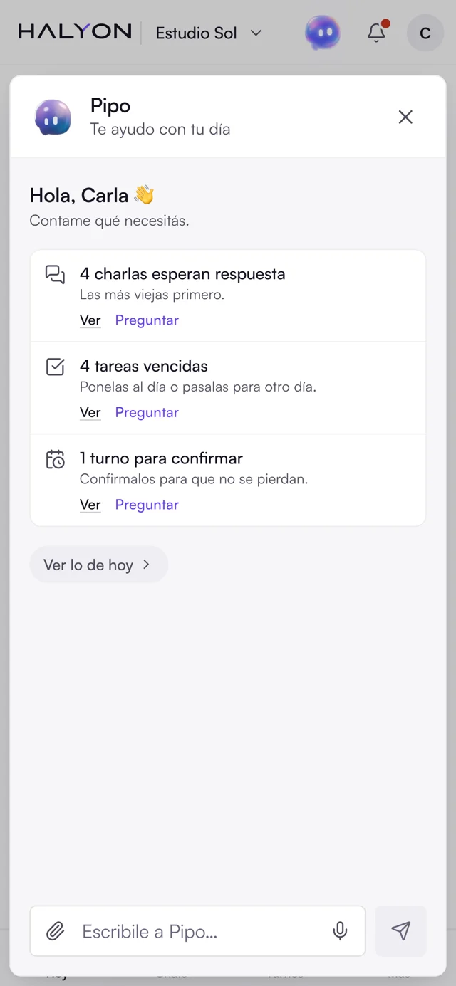 Pipo en el celular con lo pendiente del día.